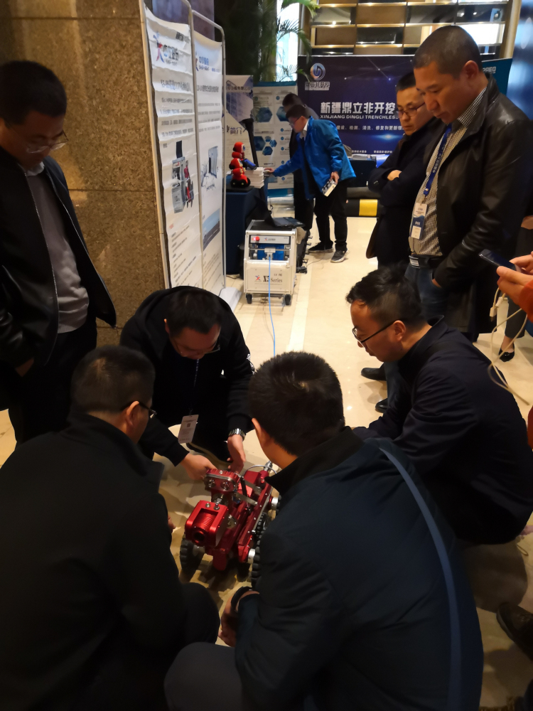 机器人_编辑.jpg 机器人_编辑.jpg